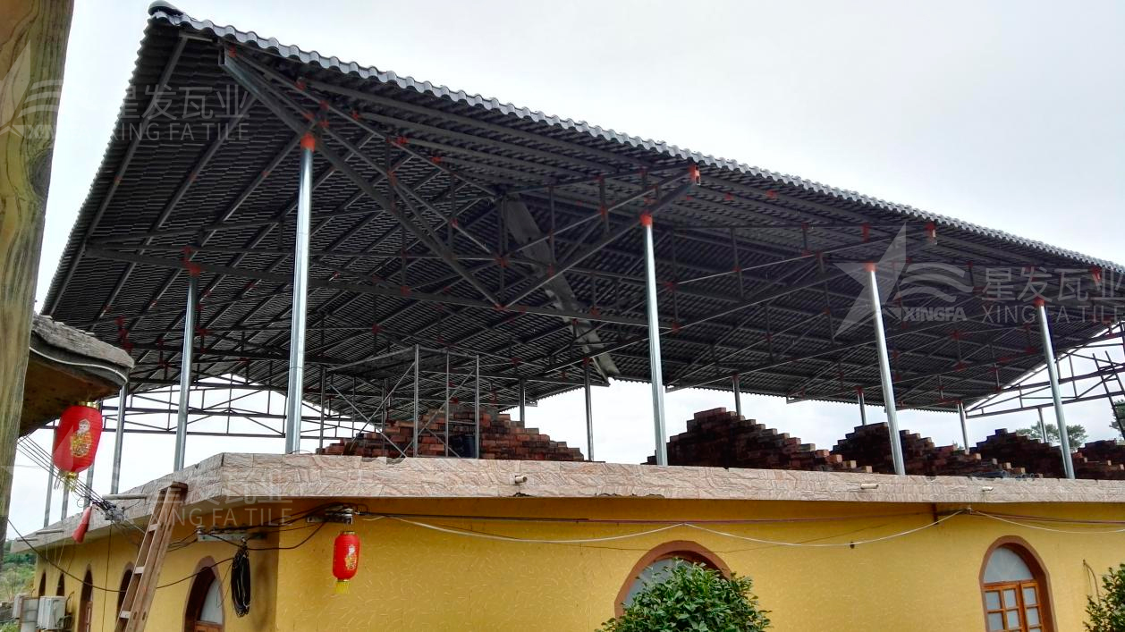 “鋼結(jié)構(gòu)+合成樹(shù)脂瓦”屋面建筑體系已被普遍應(yīng)用，促進(jìn)行業(yè)發(fā)展