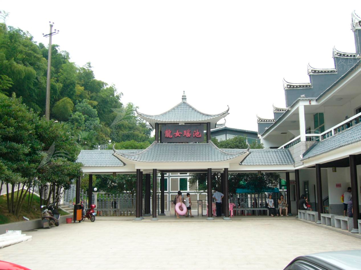 屋頂材料合成樹脂瓦和不銹鋼瓦哪個(gè)好？選擇很重要！